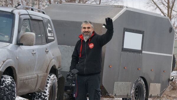 Руслан Внедорожный показал преимущества путешествий в доме на колесах - Sputnik Азербайджан