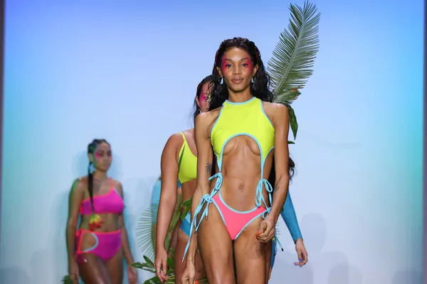 Показ коллекции модного дома Chromat на Неделе моды в Нью-Йорке - Sputnik Азербайджан