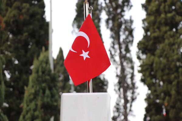 Məzarlıqda türk bayrağı - Sputnik Azərbaycan