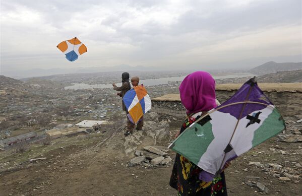 Дети пускают воздушных змей на вершине холма в Кабуле - Sputnik Азербайджан