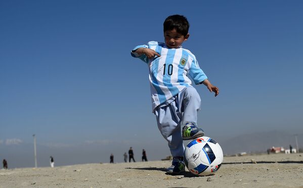 5-летний афганский мальчик Муртаза Ахмади с футбольным мячом - Sputnik Азербайджан