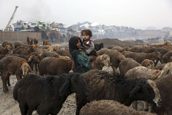 Девушка-пастушка несет на руках свою сестру, Кабул, 2018 год - Sputnik Азербайджан
