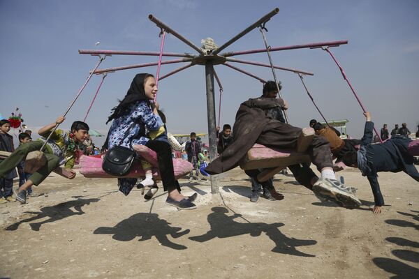 Дети катаются на качелях в Кабуле, Афганистан - Sputnik Азербайджан