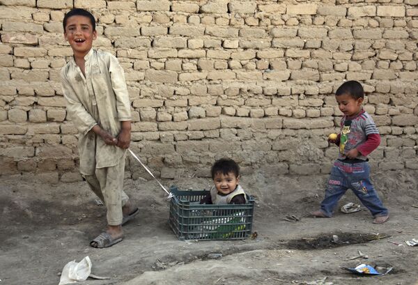 Афганский мальчик и его младший брат в Кабуле  - Sputnik Азербайджан