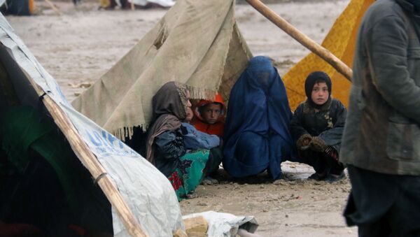 Беженцы укрываются от дождя - Sputnik Азербайджан
