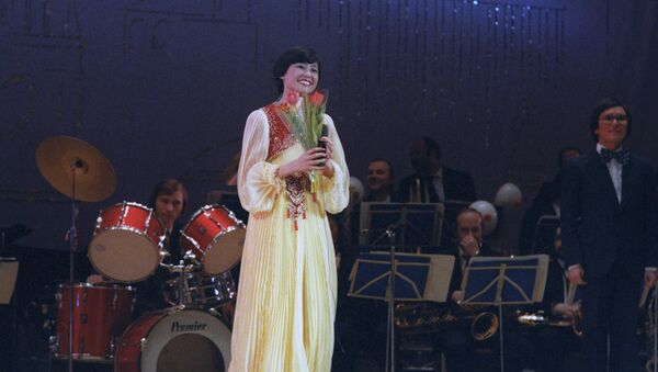 Роза Рымбаева на выступлении в 1984 году - Sputnik Азербайджан