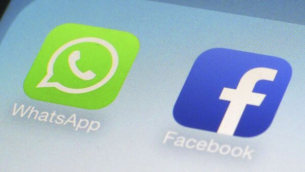 Иконки приложений WhatsApp и Facebook на экране смартфона - Sputnik Azərbaycan
