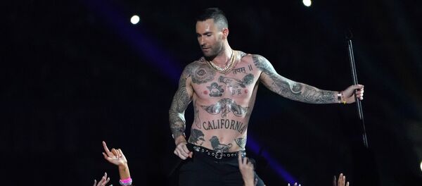 Ведущий вокалист Maroon 5 Адам Левин выступает во время перерывов шоу Super Bowl LIII между «Патриотами Новой Англии» и «Лос-Анджелес Рэмс» на стадионе «Мерседес-Бенц» в Атланте, штат Джорджия, 3 февраля 2019 года - Sputnik Азербайджан