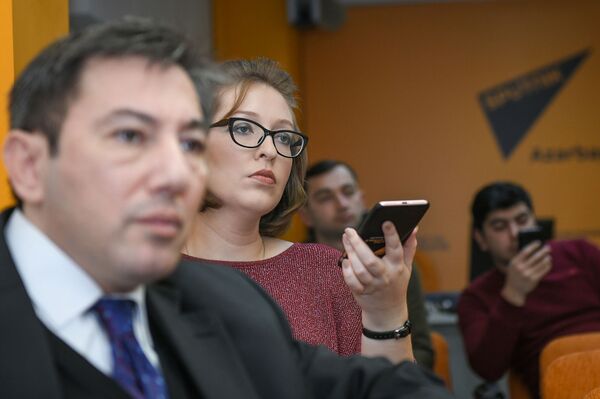 Пресс-конференция на тему Как внедряются информационные технологии в повседневную практику - Sputnik Азербайджан