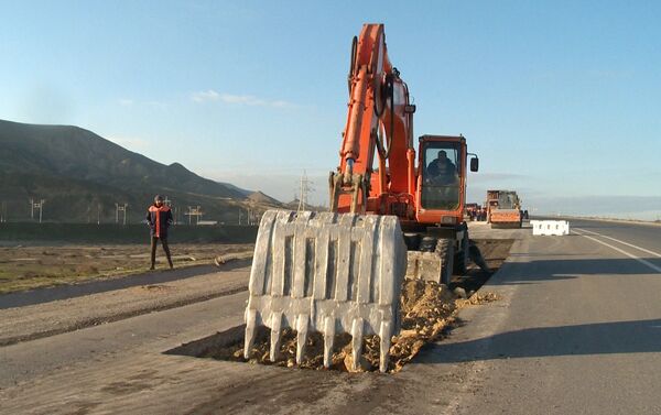 Ремонтные работы на 11-километровом участке автодороги Ходжасан-Локбатан - Sputnik Азербайджан