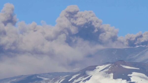 Проснувшийся вулкан Этна в Сицилии - Sputnik Азербайджан