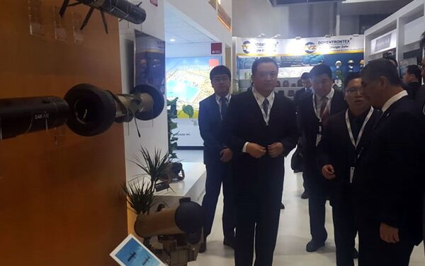 Министр обороны Азербайджана принимает участие в Международной Оборонной Выставке IDEX-2019 - Sputnik Азербайджан