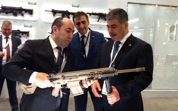 Министр обороны Азербайджана ознакомился с продукцией оборонной промышленности Турции - Sputnik Азербайджан