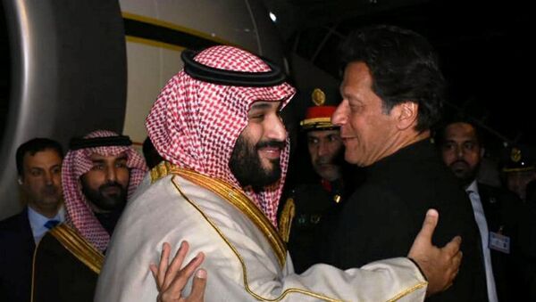  Премьер-министр Пакистана Имран Хан (справа) приветствует наследного принца Саудовской Аравии Мухаммеда ибн Салман Аль Сауда по прибытии на базу ВВС Пакистана - Sputnik Azərbaycan