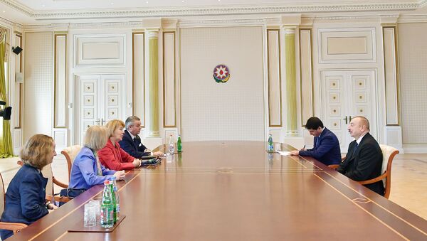 Ильхам Алиев принял делегацию, возглавляемую торговым посланником премьер-министра Великобритании по Азербайджану баронессой Эммой Николсон - Sputnik Азербайджан