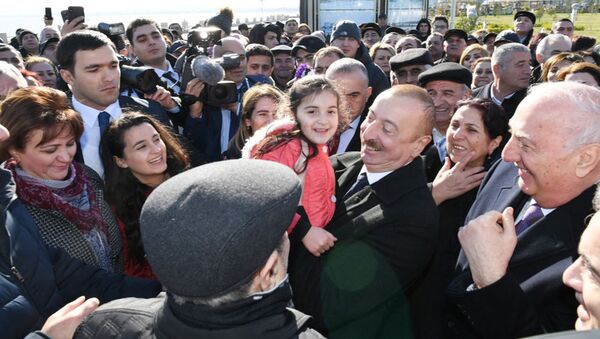 Prezident İlham Əliyev Sumqayıtın dənizkənarı bulvarında şəhərin sakinləri ilə görüşüb - Sputnik Azərbaycan