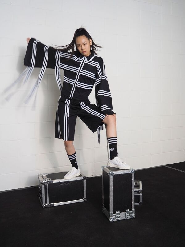 Adidas Originals представили новую коллаборацию с дизайнером Джи Вон Чой Adidas Originals представили новую коллаборацию с дизайнером Джи Вон Чой - Sputnik Азербайджан