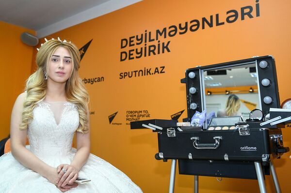 Мастер-класс по созданию свадебной прически на площадке пресс-центра Sputnik Азербайджан - Sputnik Азербайджан