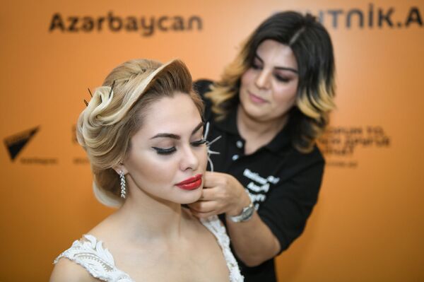 Мастер-класс по созданию свадебной прически на площадке пресс-центра Sputnik Азербайджан - Sputnik Азербайджан