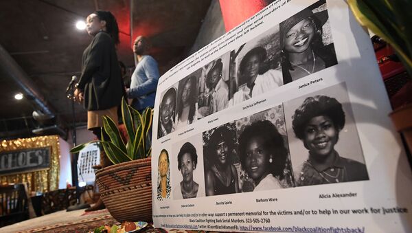 Организаторы зачитывают имена жертв убийцы Сэмюэля Литтла на поминальной службе в Лос-Анджелесе, штат Калифорния - Sputnik Азербайджан