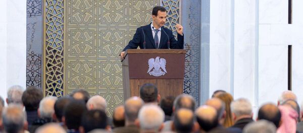 Президент Сирии Башар Асад выступает во время встречи с главами местных советов в Дамаске, Сирия - Sputnik Азербайджан