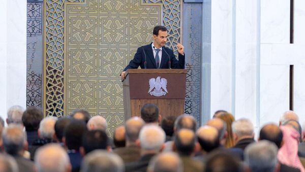 Президент Сирии Башар Асад выступает во время встречи с главами местных советов в Дамаске, Сирия - Sputnik Азербайджан