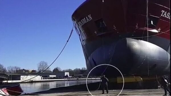 В Нидерландах соскользнувший корабль едва не убил человека  - Sputnik Азербайджан