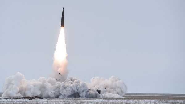 Пуск баллистической ракеты оперативно-тактического ракетного комплекса (ОТРК) Искандер-М  - Sputnik Азербайджан