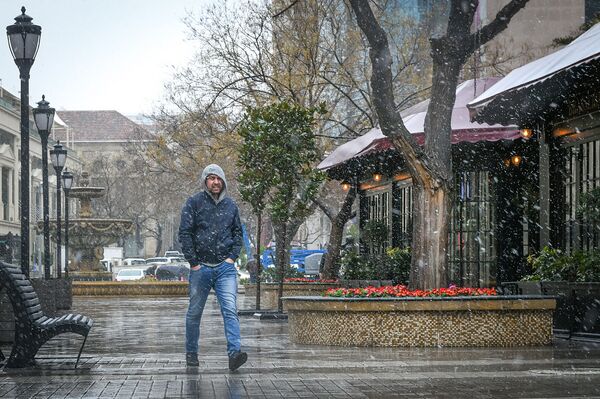 Первый мокрый снег в Баку - Sputnik Азербайджан