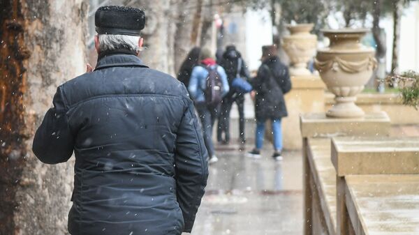 Мокрый снег в Баку - Sputnik Азербайджан