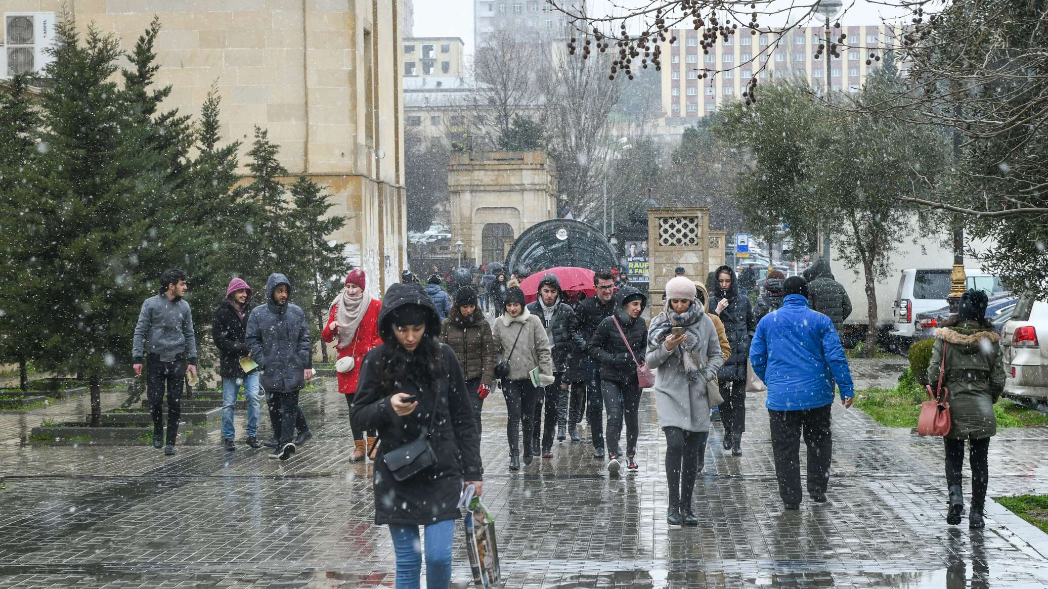 Самая точная погода в баку. Дождь в Азербайджане. Дождь в Баку. Мокрый снег в Баку. Баку климат.