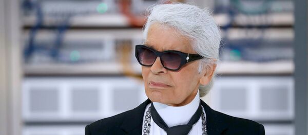 Карл Лагерфельд в финале показа Chanel весна-лето 2017 Карл Лагерфельд в финале показа Chanel весна-лето 2017 - Sputnik Азербайджан