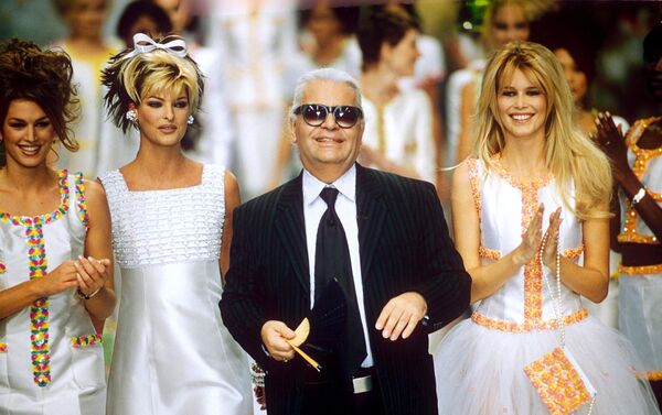 Модельер Карл Лагерфельд с моделями Синди Кроуфорд Линдой Евангелистой и Клаудией Шиффер в финале показа Chanel 1996 год - Sputnik Азербайджан