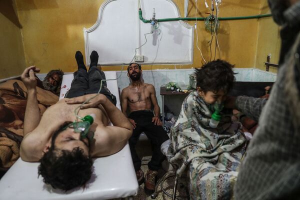 Снимок Victims of an Alleged Gas Attack Receive Treatment in Eastern Ghouta фотографа Mohammed Badra, ставший номинантом конкурса World Press Photo 2019  - Sputnik Азербайджан
