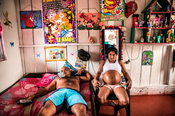 Снимок Being Pregnant After FARC Child-Bearing Ban фотографа Catalina Martin-Chico, ставший номинантом конкурса World Press Photo 2019  - Sputnik Азербайджан