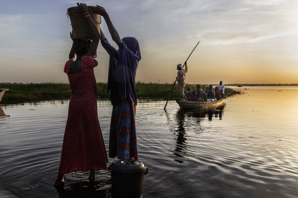 Снимок из серии The Lake Chad Crisis фотографа Marco Gualazzini, ставшей номинантом в категориях Story of the Year и Environment Stories конкурса World Press Photo 2019 - Sputnik Азербайджан