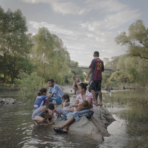 Снимок из серии The Migrant Caravan фотографа Pieter Ten Hoopen, ставшей номинантом в категории Story of the Year конкурса World Press Photo 2019 - Sputnik Азербайджан