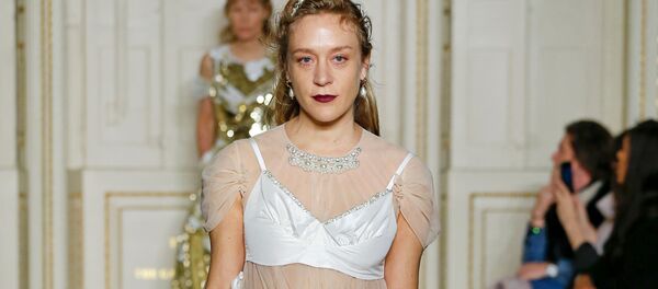 Американская актриса Хлое Севиньи на показе Simone Rocha осень-зима 2019 Американская актриса Хлое Севиньи на показе Simone Rocha осень-зима 2019 - Sputnik Азербайджан