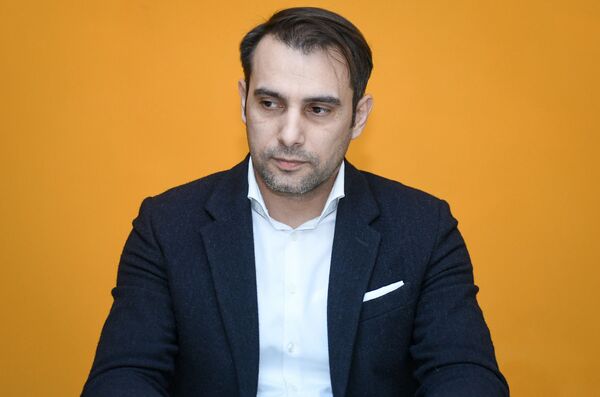 Прочитав книгу и сняв видео, можно стать обладателем денежного приза Прочитав книгу и сняв видео, можно стать обладателем денежного приза - Sputnik Азербайджан