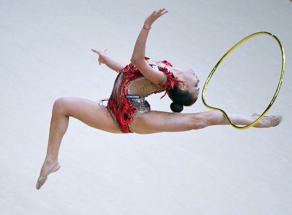 Дина Аверина выполняет упражнение с обручем в финале индивидуальной программы по художественной гимнастике на этапе Гран-при Москвы - Sputnik Азербайджан