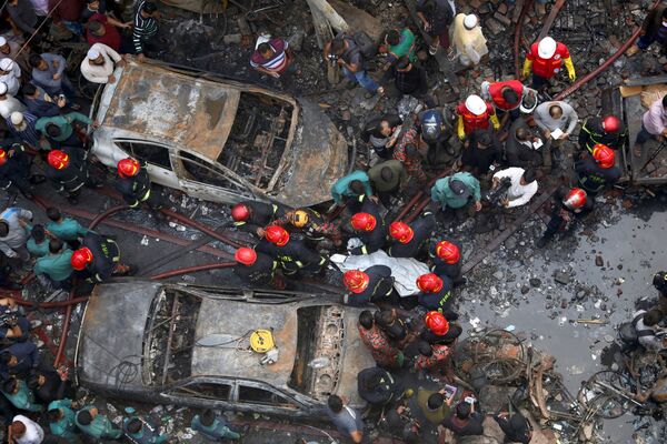 Спасатели работают на месте сгоревшего склада в Дакке, Бангладеш - Sputnik Азербайджан