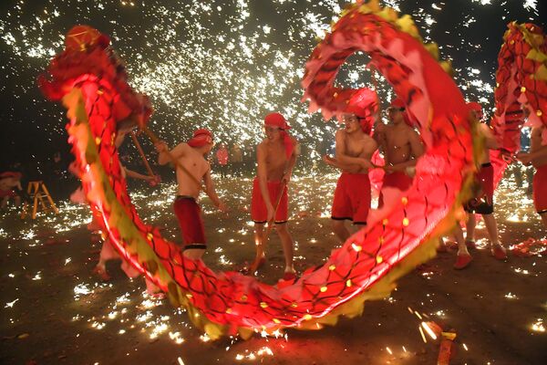 Народные артисты исполняют танец дракона во время Праздника фонарей в Аньшане, Китай - Sputnik Азербайджан