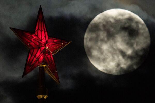 Суперлуние, наблюдаемое в Москве - Sputnik Азербайджан