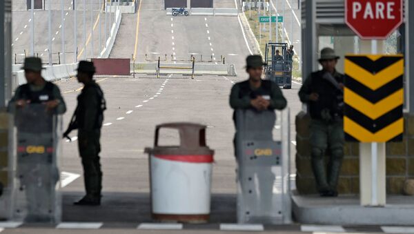Военнослужащие Национальной гвардии Венесуэлы на заблокированном мосту Тиендитас на границе с Колумбией - Sputnik Azərbaycan