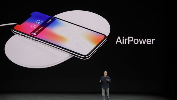 Старший вице-президент Apple по международному маркетингу Фил Шиллер рассказывает о возможностях нового продукта AirPower - Sputnik Азербайджан