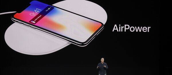 Старший вице-президент Apple по международному маркетингу Фил Шиллер рассказывает о возможностях нового продукта AirPower - Sputnik Азербайджан
