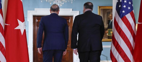 Государственный секретарь США Майк Помпео и министр иностранных дел Турции Мевлют Чавушоглу возвращаются после встречи с представителями СМИ - Sputnik Азербайджан