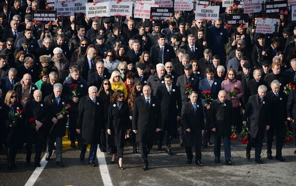 Президент Ильхам Алиев принял участие в церемонии почтения памяти жертв Ходжалинского геноцида - Sputnik Азербайджан