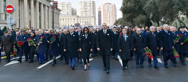 İlham Əliyev Xocalı soyqırımının 27-ci ildönümü ilə əlaqədar Bakıda ümumxalq yürüşündə iştirak edib İlham Əliyev Xocalı soyqırımının 27-ci ildönümü ilə əlaqədar Bakıda ümumxalq yürüşündə iştirak edib - Sputnik Азербайджан