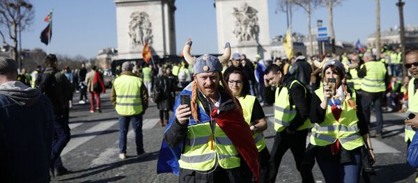 Протестующие в желтых жилетах собираются у Триумфальной арки в Париже, Франция - Sputnik Азербайджан